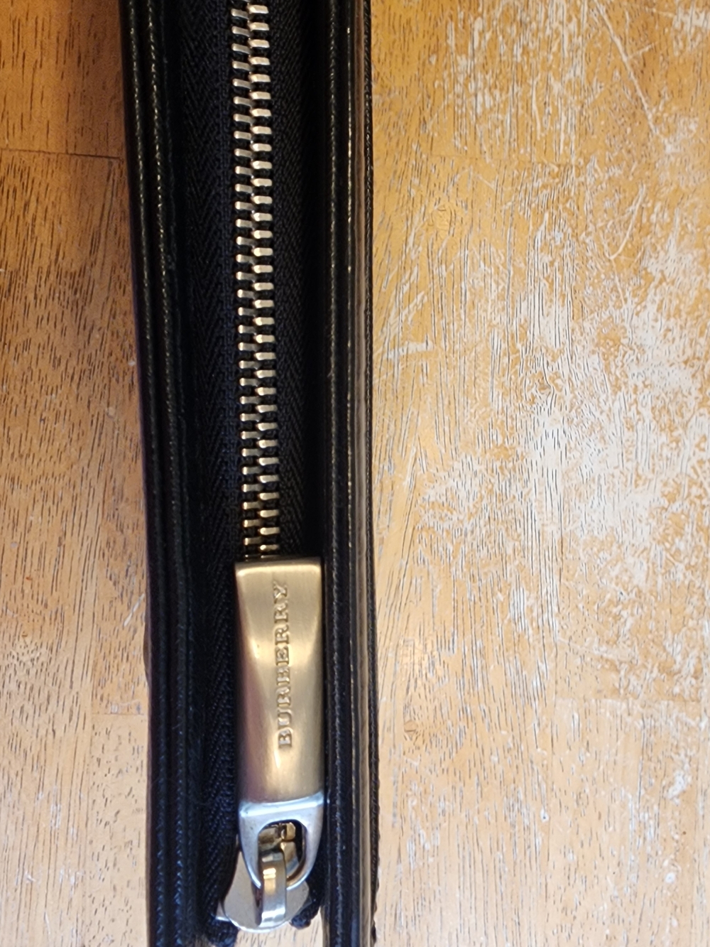 Burberry black leather clutch bag with a wrist strap - Picture 16 of 16